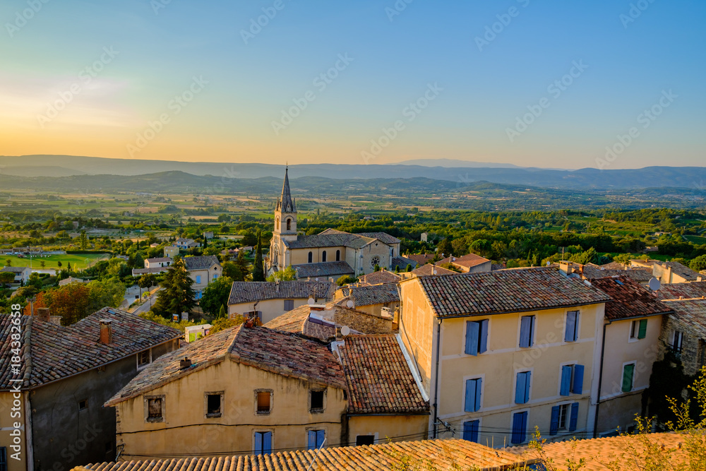 Village de Bonnieux, Provence, Luberon, France. Vue panoramique depuis le sommet du village en été. Coucher de soleil.