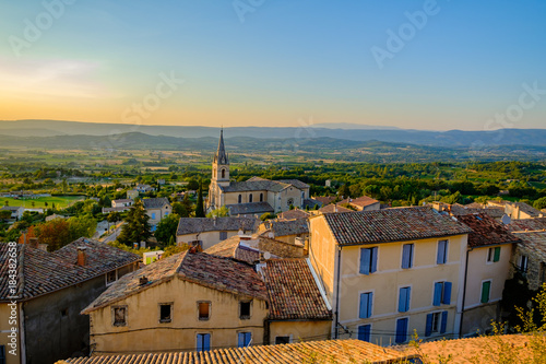 Obraz na płótnie Village de Bonnieux, Provence, Luberon, France. Vue panoramique depuis le sommet du village en été. Coucher de soleil. w salonie