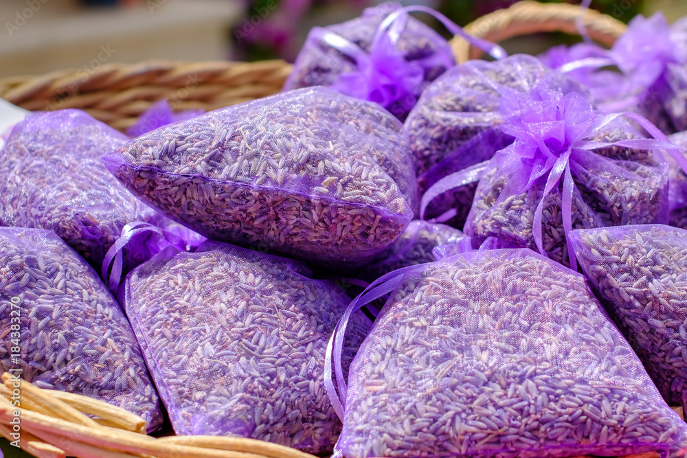 Les sachets de lavande sechée dans le panier.