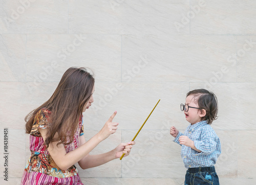 Canvas Print Closeup asian kid was scolded by his mother on blurred marble stone wall texture