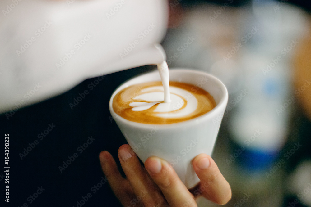Cappuccino con latte art, schiuma a fiore Cappuccino con latte art, schiuma a fiore