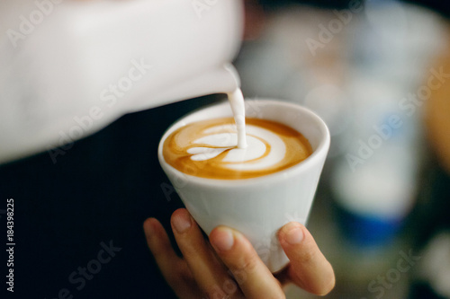 Cappuccino con latte art, schiuma a fiore