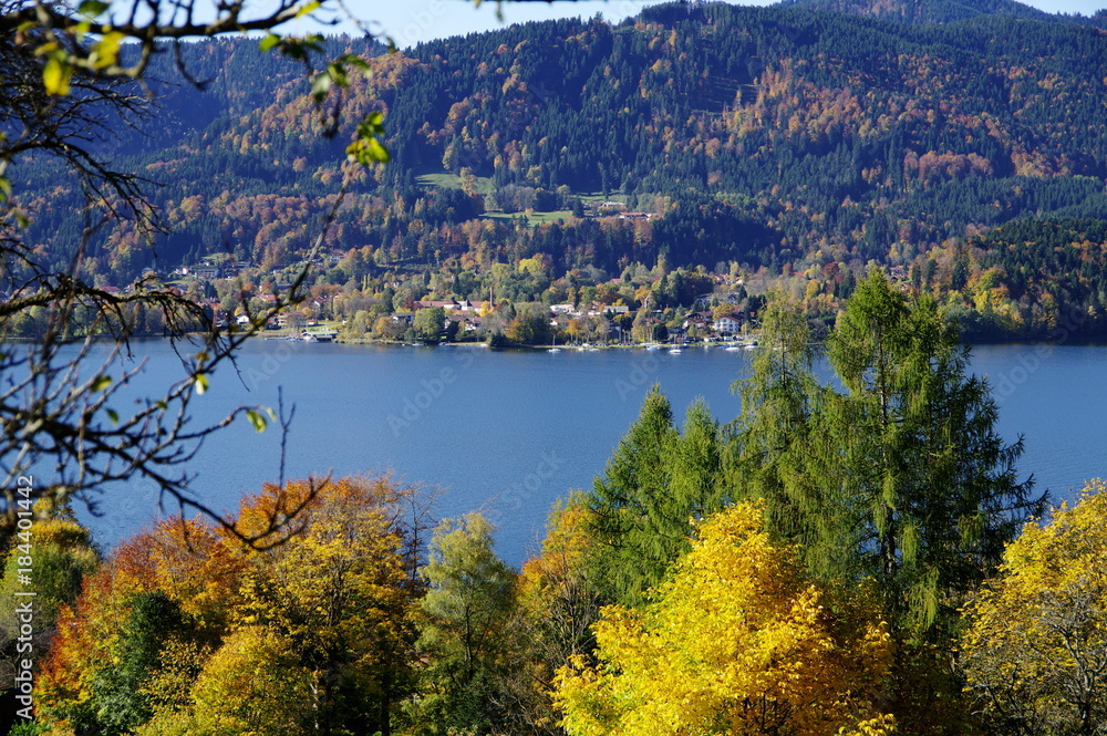 Bergsee mit Herbstwald in Süddeutschland