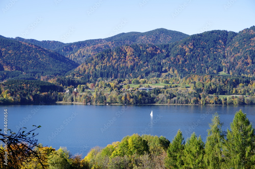 Bergsee mit Herbstwald in Süddeutschland
