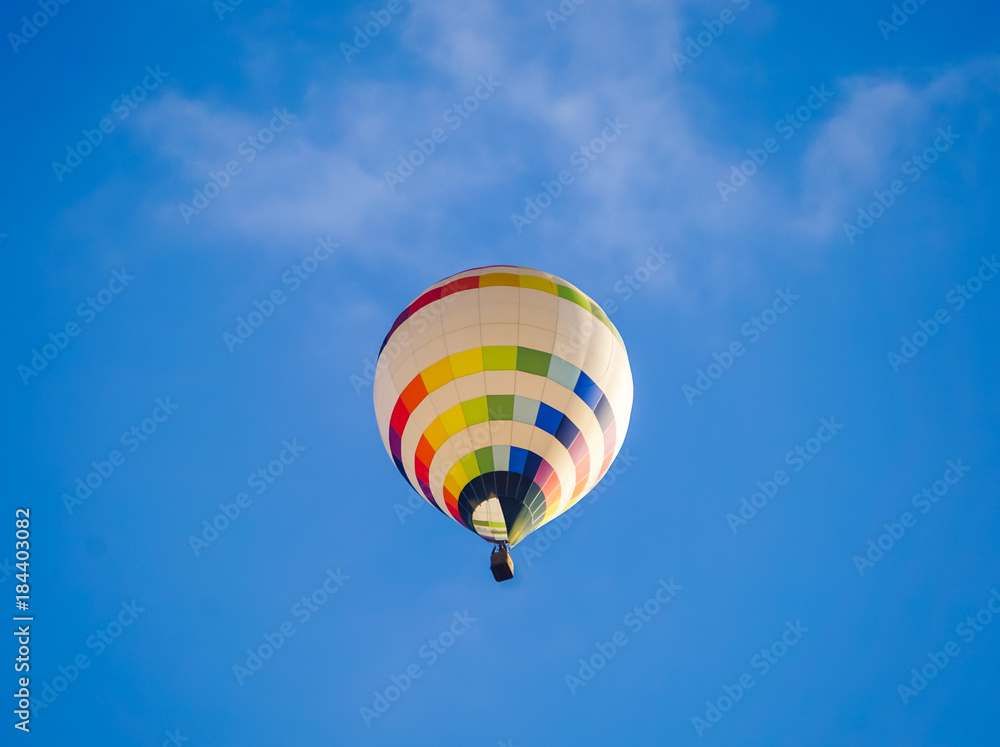 Blue sky and hot air balloon　　青空と熱気球