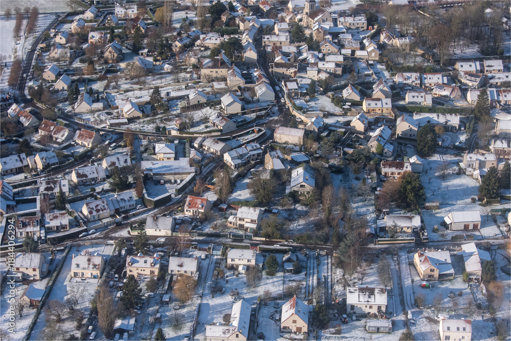 Photo aérienne du village de Lainville-en-Vexin sous la neige dans les Yvelines en France