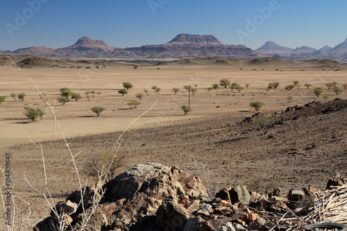 Savannenlandschaft mit Tiefebene im Mittelgrund und großem Plateau-Bergen im Hintergrund.Where: auf der C39 zwischen Khorixas und Palmwag.