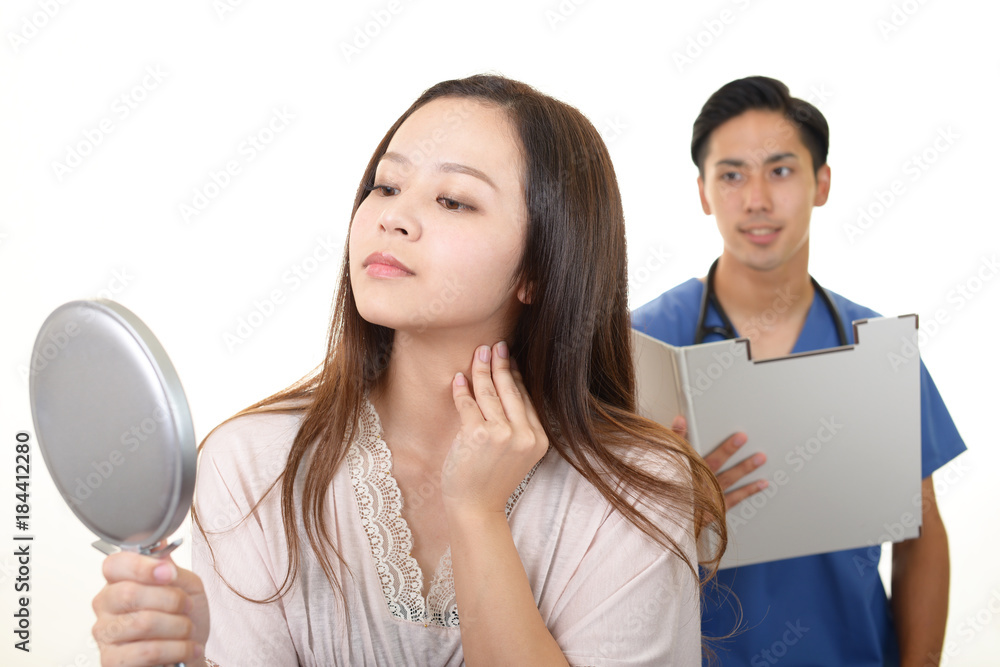 笑顔の医師と女性患者 笑顔の医師と女性患者