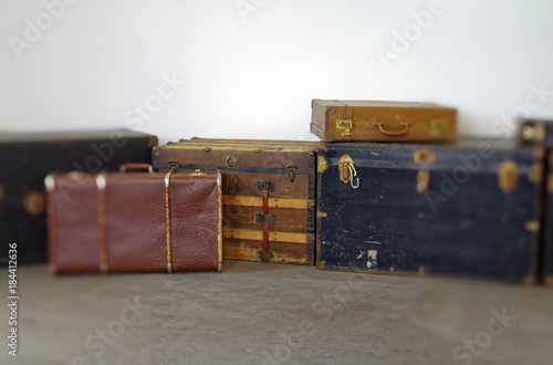 alter historischer Koffer, wie er früher von Auswanderern nach Amerika getragen wurde in Hamburg Deutschland Europa
