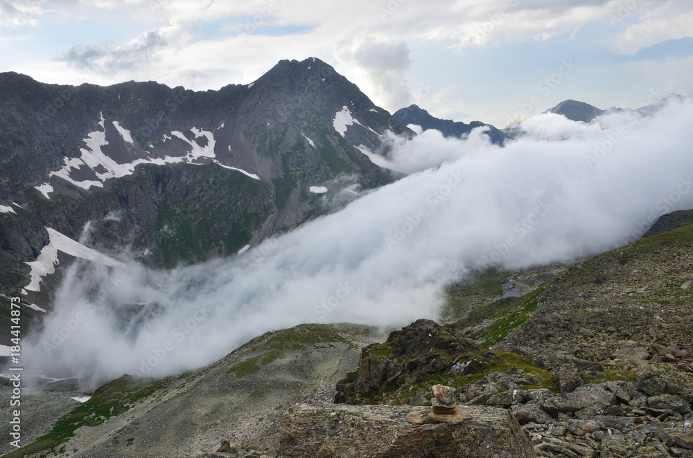 Туман стелется над Имеретинским озером (озером Безмолвия) в августе. Западный Кавказ