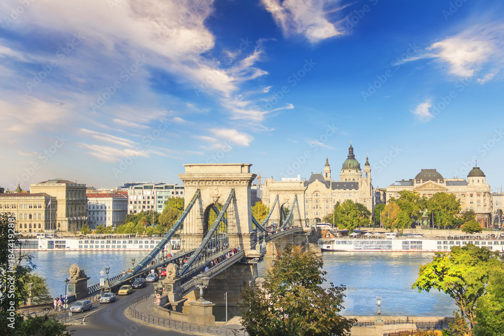 Obraz premium Beautiful view of the Basilica of Saint Istvan and the Szechenyi chain bridge across the Danube in Budapest, Hungary