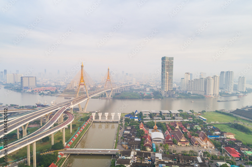 Obraz premium Landscape sunrise view of Bhumibol Bridge building background