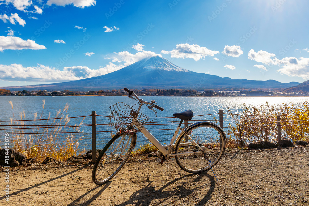 Fototapeta premium Bicycle at Kawaguchiko and fuji mountain, Japan.
