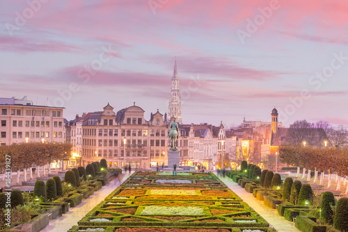 Fototapeta Brukselski pejzaż miejski od Monts des Arts przy zmierzchem