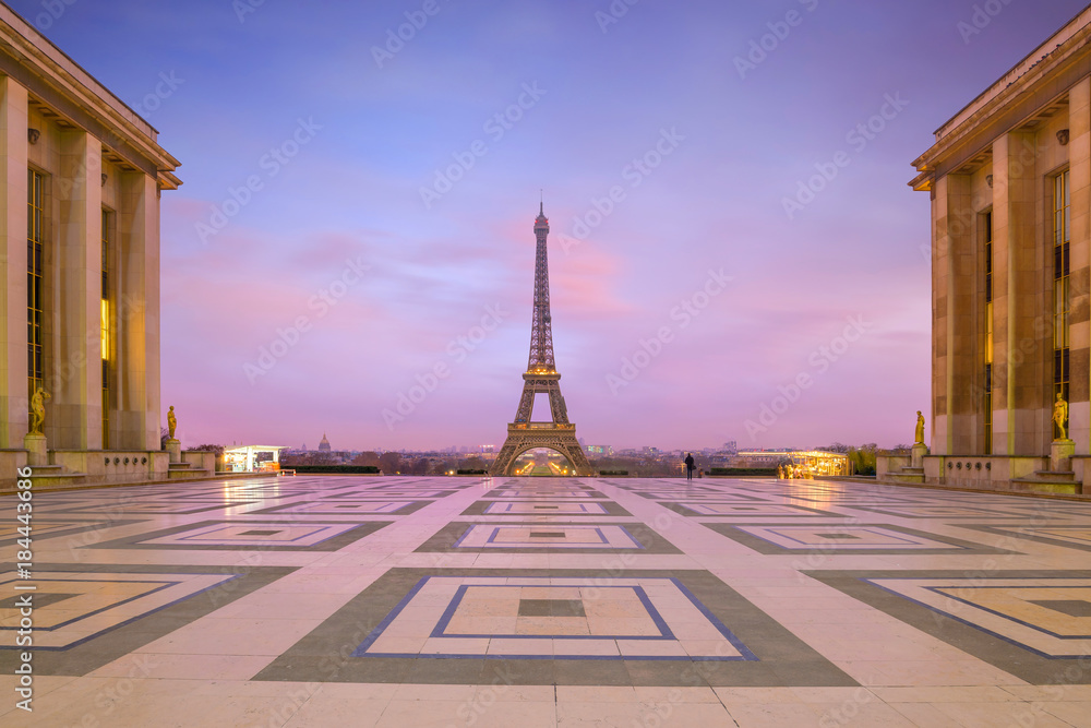 Naklejka premium Wieża Eifla przy wschodem słońca od Trocadero fontann w Paryż