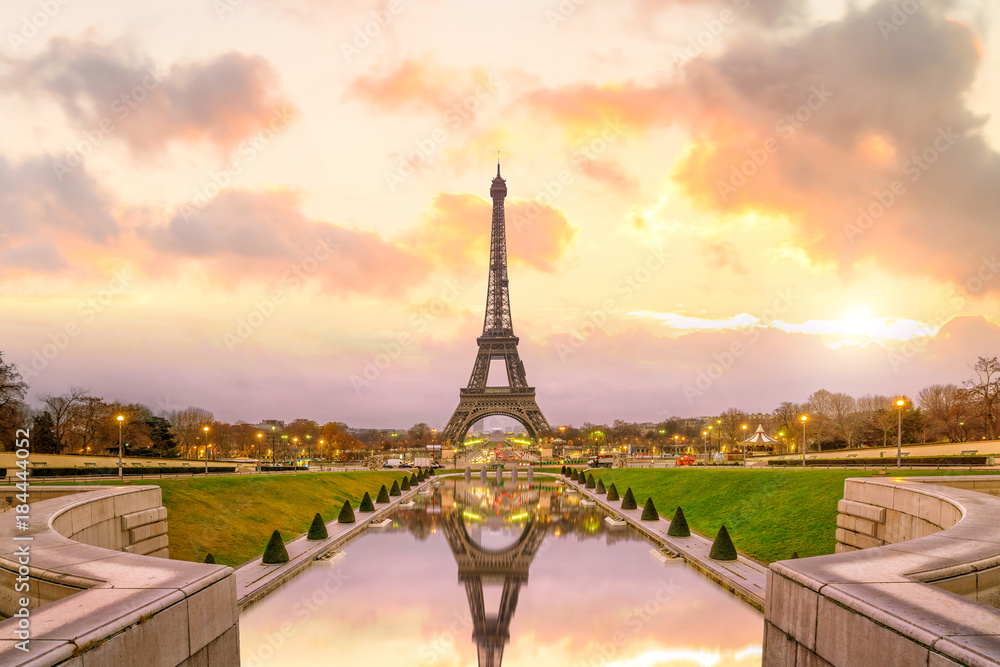 Eiffel Tower at sunrise from Trocadero Fountains in Paris - obrazy, fototapety, plakaty 