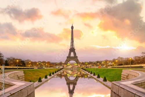 Fotografia Eiffel Tower at sunrise from Trocadero Fountains in Paris