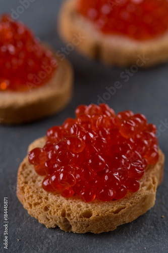 Caviar vermelho russo em torradinha de pão