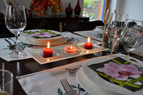 Gedeckter Tisch mit Kerzen