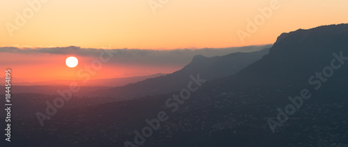 Couché de soleil sur l'arrière pays niçois.