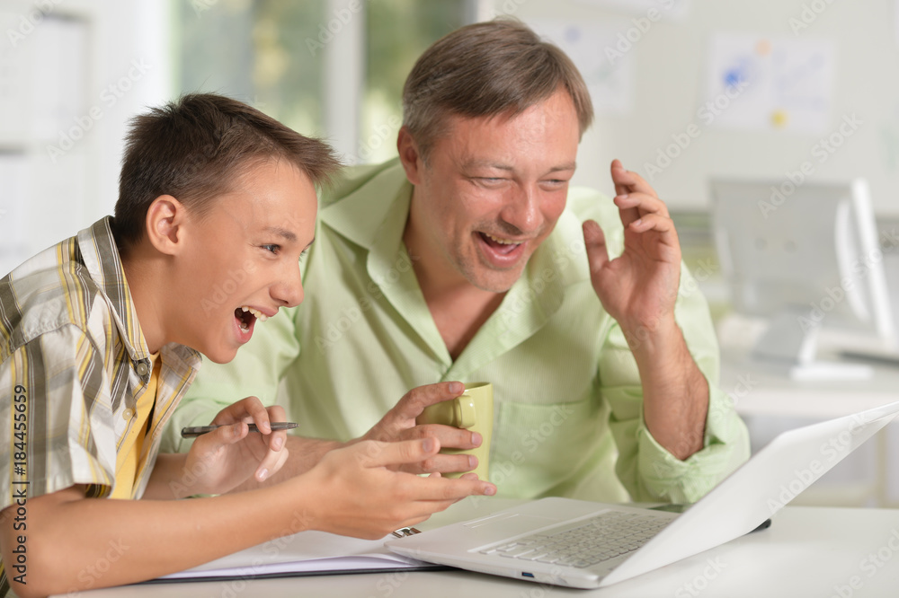 Obraz premium Father helping son with homework 