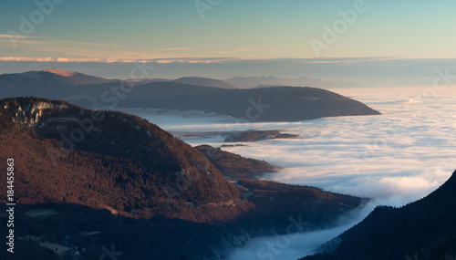 Levé du jour et mer de nuage depuis le Creux-du-van (Suisse) © clementblin