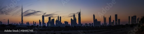 Panorama der Skyline von Dubai mit Silhouette der Wolkenkratzer im Gegenlicht fotografiert Abends bei klarem Himmel im November 2014