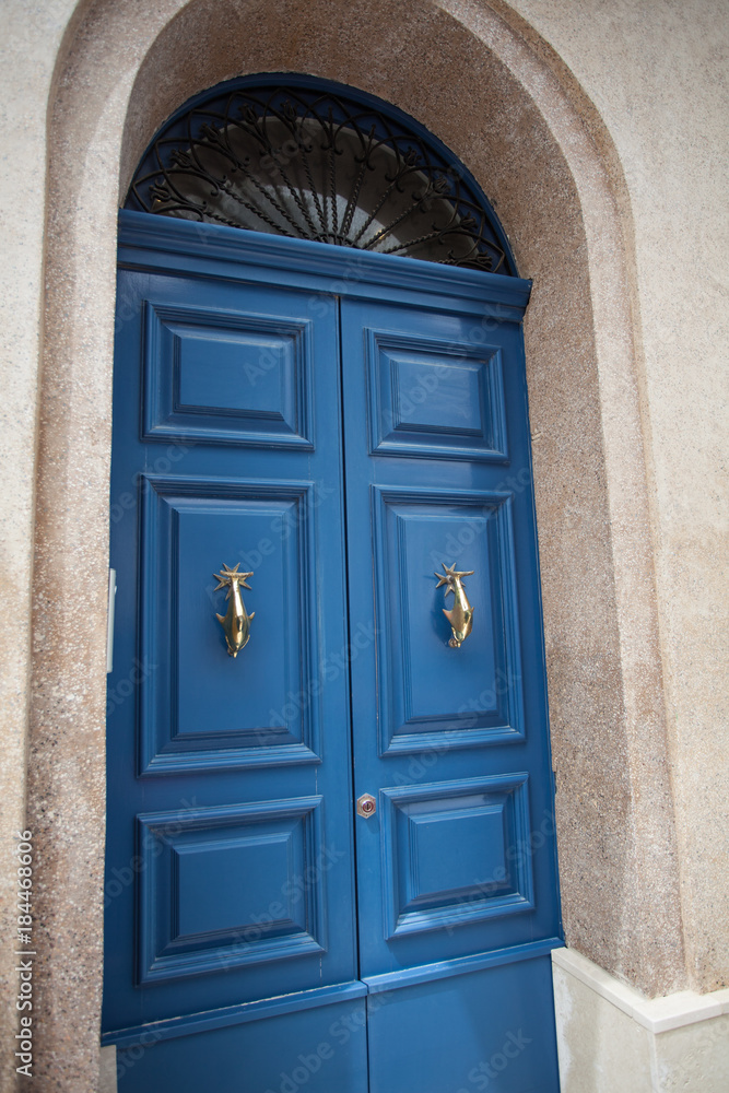 Alte Haustür auf Malta mit Türklopfer Alte Haustür auf Malta mit Türklopfer