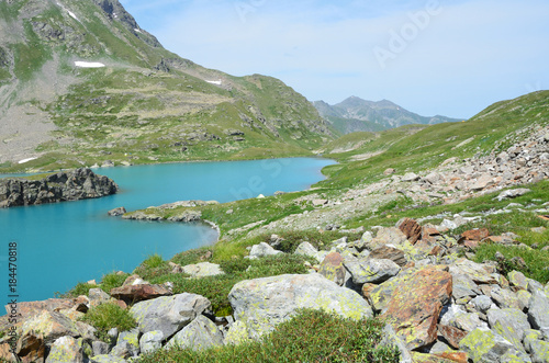 Россия, природа Западного Кавказа. Чистая голубая вода Имеретинского озера (озера Безмолвия) в августе