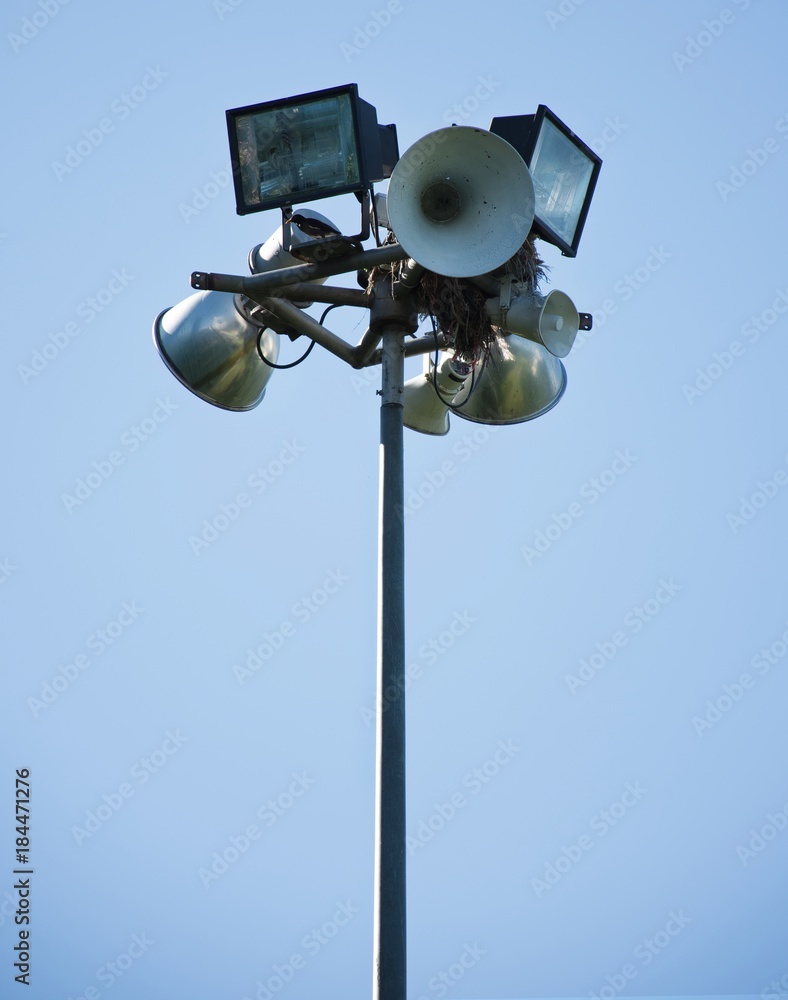 All-round field light which is an accommodation of a bird nest. 