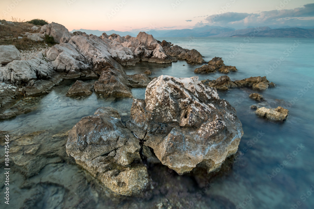 Felsiger Küstenabschnitt auf der wunderschönen Insel Korfu in Griechenland