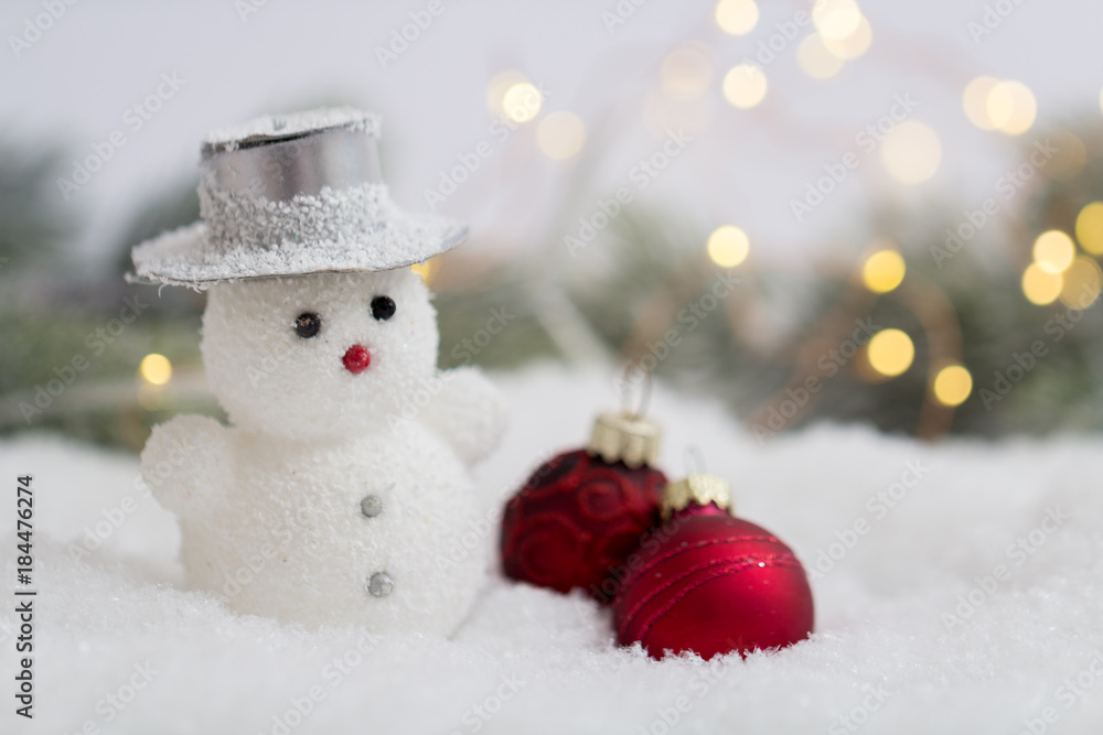 Schneemann mit Weihnachtskugeln im Schnee Schneemann mit Weihnachtskugeln im Schnee