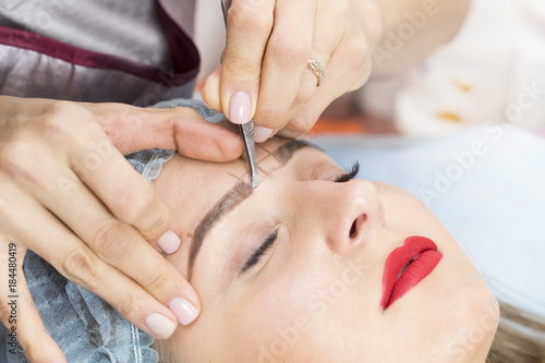 Correction of eyebrows in the beauty salon