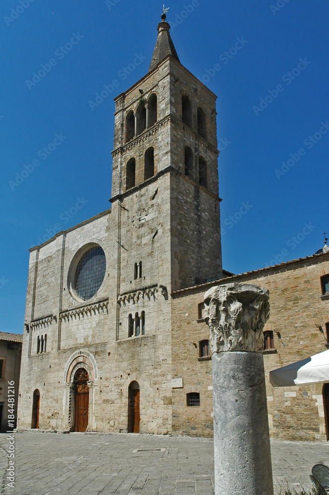 Bevagna, Umbria - la chiesa di San Michele Arcangelo Bevagna, Umbria - la chiesa di San Michele Arcangelo