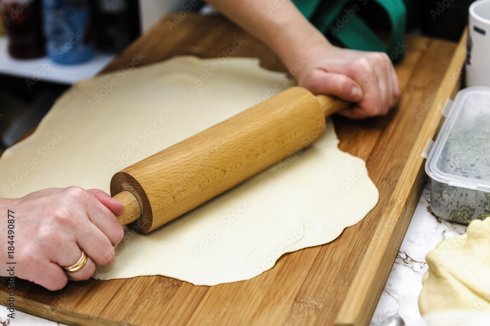 Obraz premium rolling the dough on dumplings