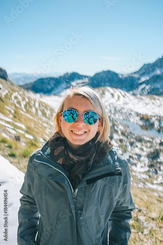 Девушка улыбается в горах в Жабляке в Черногории на фоне горной долины и озера
