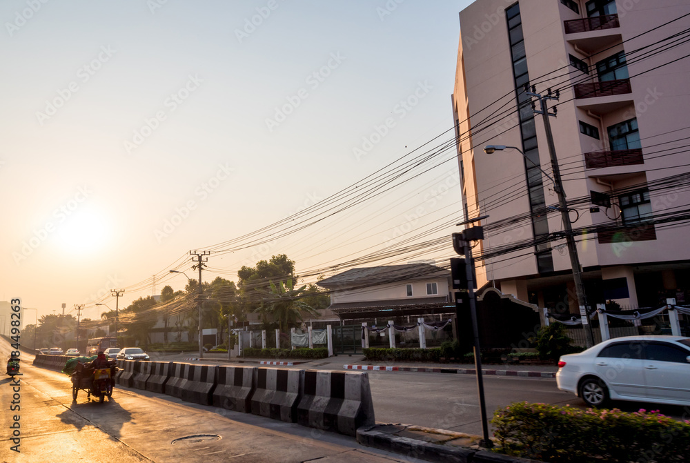 Obraz premium Gold light of morning sunrise and the journey in the city