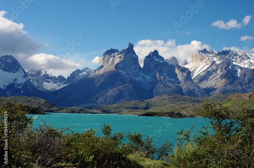 Fototapeta Naklejka Na Ścianę i Meble -  Lac turquoise devant le Torres del Paine
