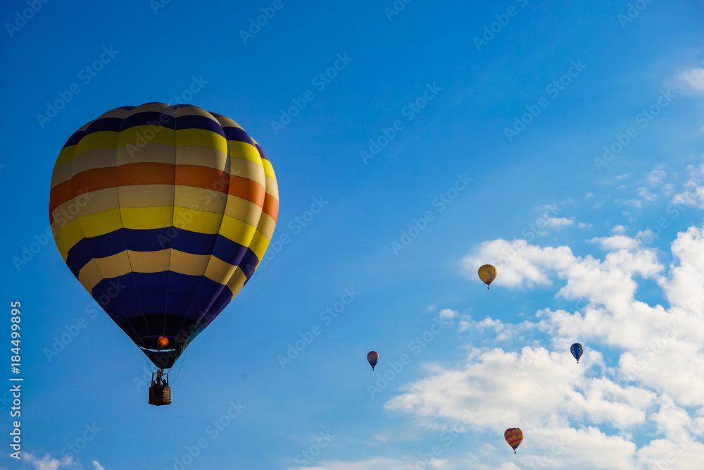 Blue sky and hot air balloon 青空と熱気球 Blue sky and hot air balloon 青空と熱気球