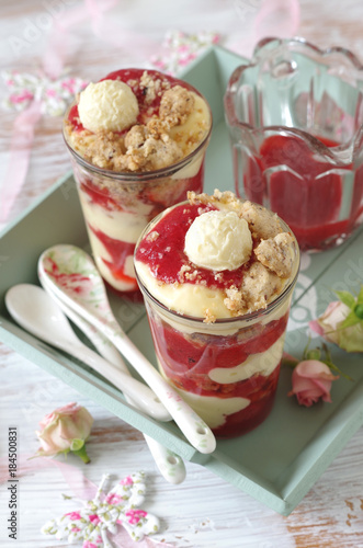 Erdbeer-Vanillecreme Trifle mit Haselnusscrumble