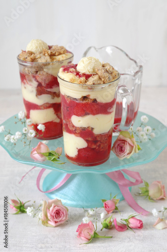 Erdbeer-Vanillecreme Trifle mit Haselnusscrumble