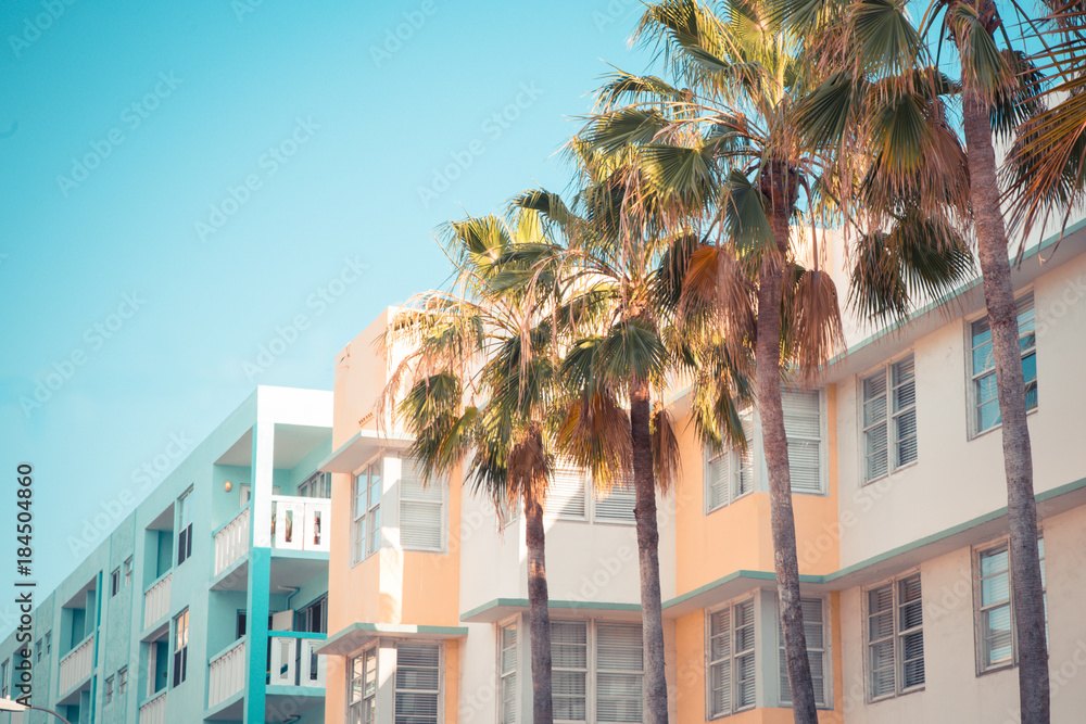 Naklejka premium Typowa architektura dzielnicy w stylu art deco w South Beach w Miami