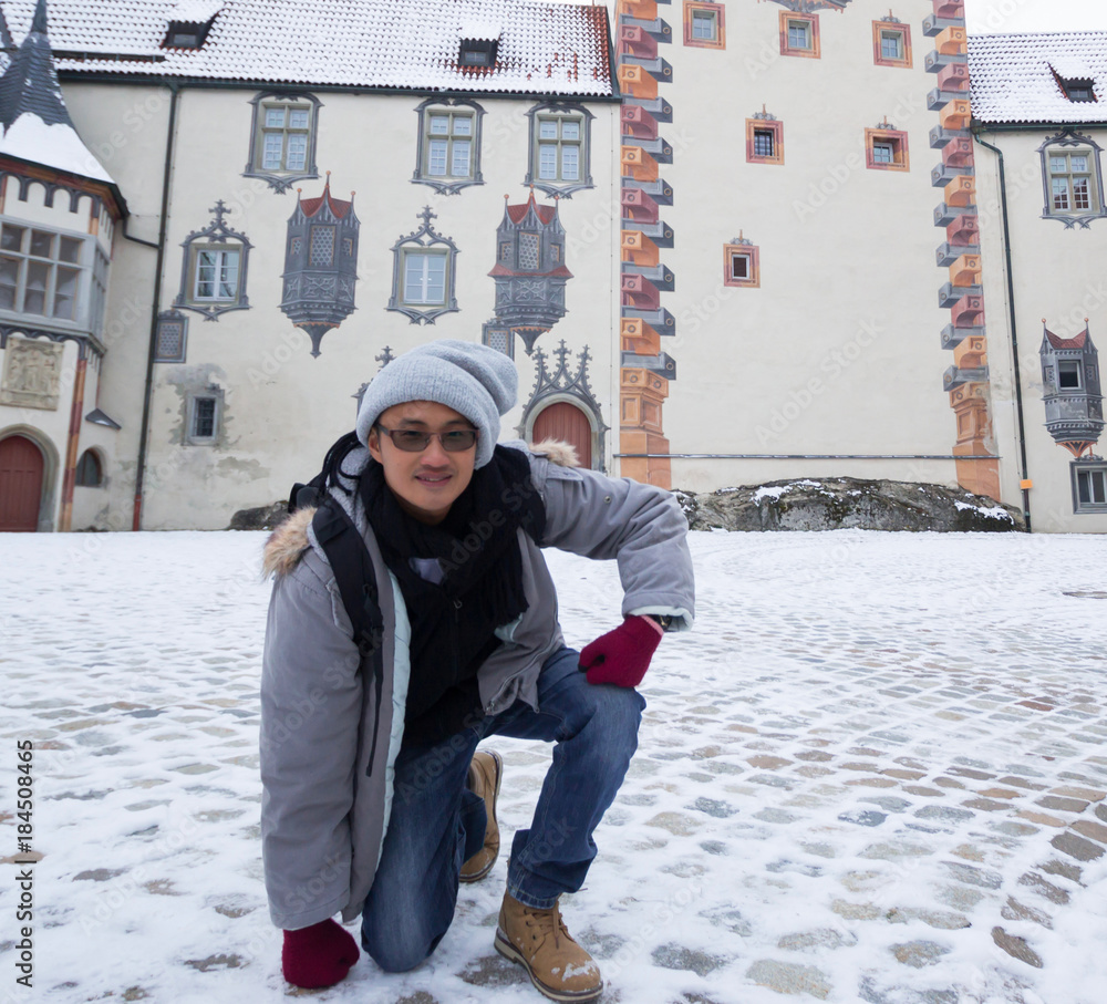 Φωτογραφία Asian tourists traveling in Europe On the mountain cover Snow