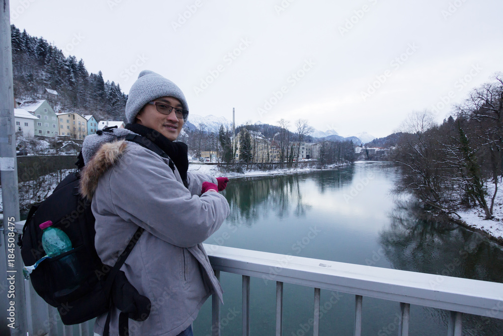 Φωτογραφία Asian tourists traveling in Europe On the mountain cover Snow