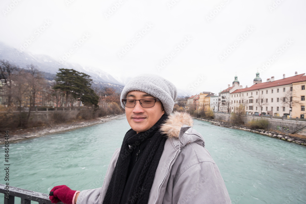 Φωτογραφία Asian tourists traveling in Europe On the mountain cover Snow