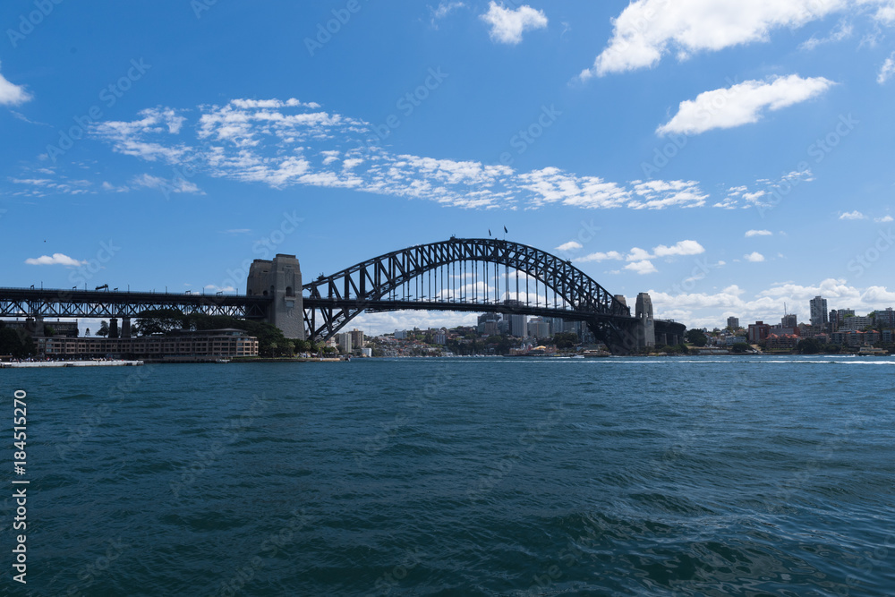 Sydney-Bridge im Hafen von Sydney mit Blick von einem Taxi-Boot Sydney-Bridge im Hafen von Sydney mit Blick von einem Taxi-Boot