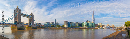 Fototapeta Londyn - panorama z mostem Tower, ratuszem i brzegiem rzeki w porannym świetle.