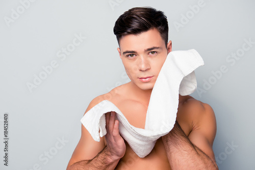 Schilderij op canvas Portrait of confident handsome sexual self-assured young shaven man with trendy