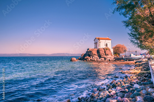 Fotografía The little church of Panagia gorgona situated on a rock in Skala Sykamias, a pic