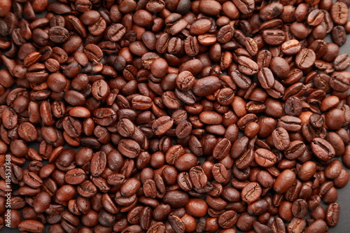 Coffee beans/ Coffee beans scattered on the table